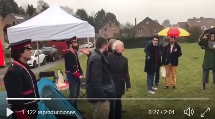 Albert Boadella davant de la casa de Puigdemont a Waterloo (Brussel·les)