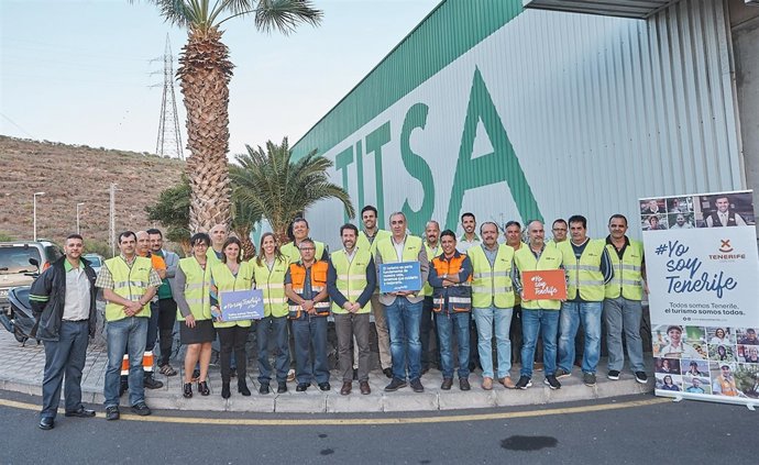Carlos Alonso visita al personal de Titsa