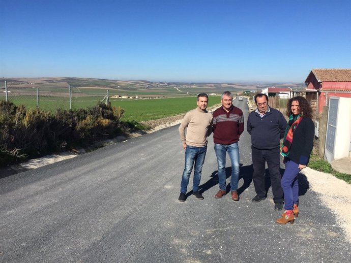 Sánchez (izda.) visita el camino tras las obras