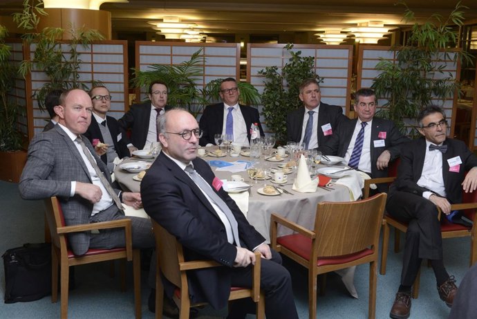 Director comercial de Puerto de Barcelona Lluís París (tercero por la derecha)