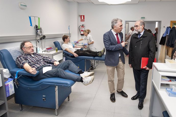 Fernando Domínguez en su visita al Banco de Sangre de Navarra