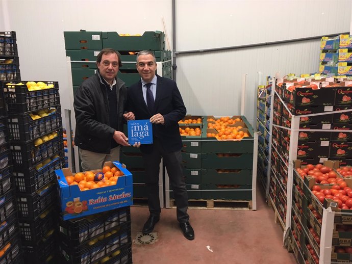 Elías Bendodo entrega al mayorista de frutas Adamo la placa de Sabor a Málaga