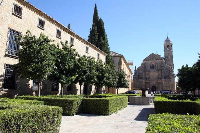 Plaza Vázquez de Molina de Úbeda con la Sacra Cápilla del Salvador al fondo.