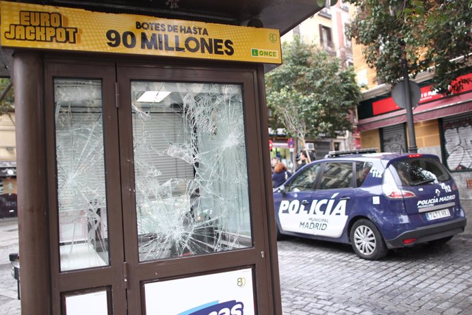 Coche de la Policía Municipal circula por Lavapiés (Madrid) tras los disturbios