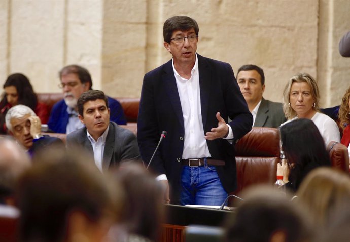 Juan Marín, este jueves, durante el debate con Susana Díaz en el pleno