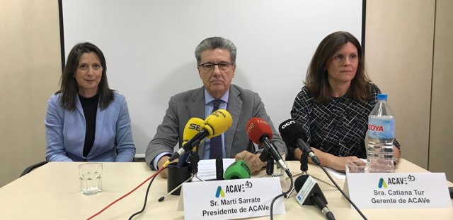 Al centre, el president d'Acave Martí Sarrate