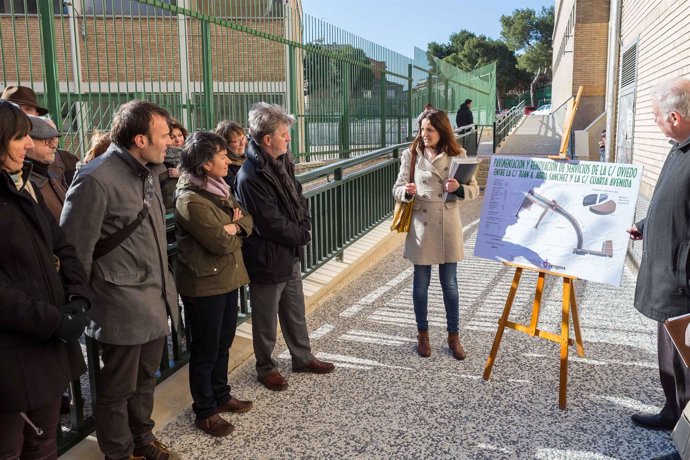 El alcalde en la inauguración de la remodelación de la calle Oviedo