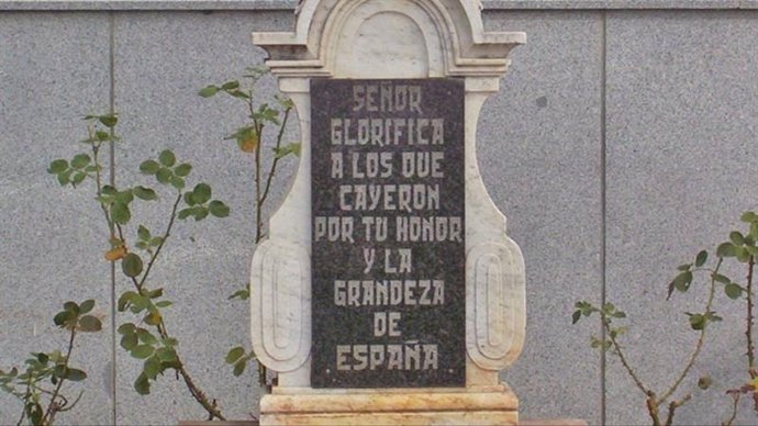 Placa de la Cruz de los Caídos de Dos Torres (Córdoba) donde se hizo el homenaje