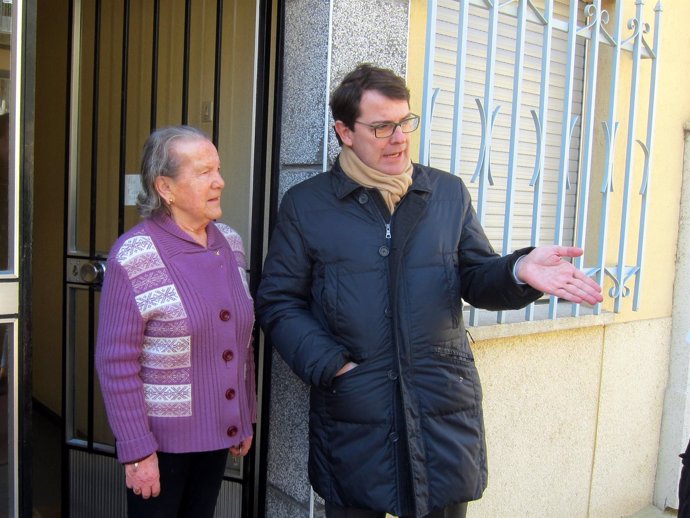 Fernández Mañueco habla con una vecina. 22-03-18                               
