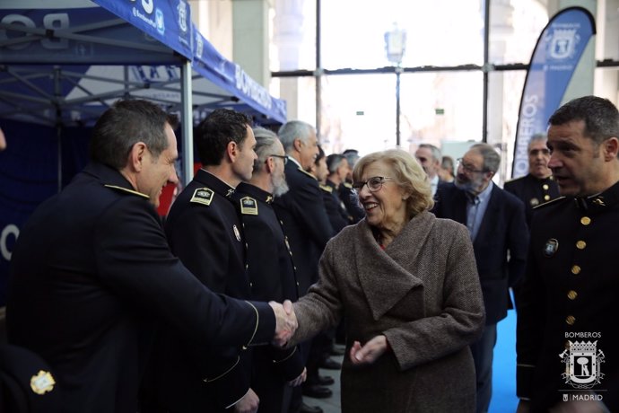 La alcaldesa de Madrid, Manuela Carmena, con los bomberos