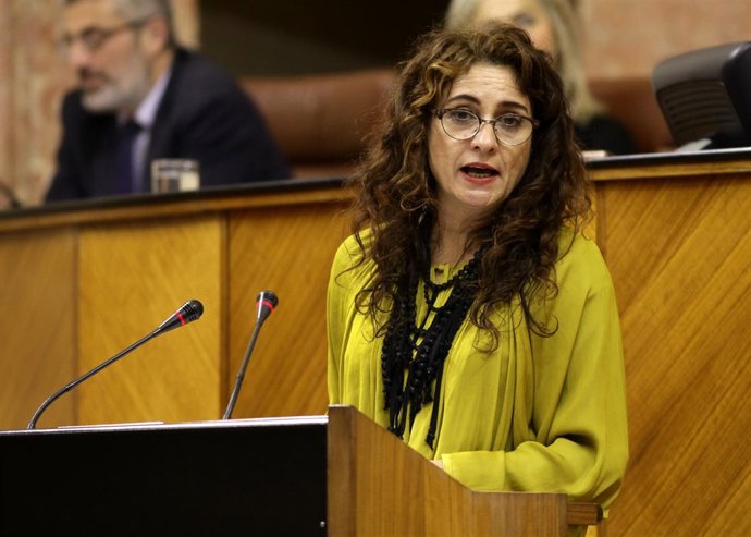 La consejera de Hacienda, María Jesús Montero, ante el Pleno del Parlamento