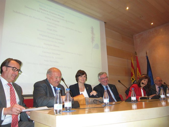 Olona ha participado en una mesa de debate sobre la buena gobernanza del agua