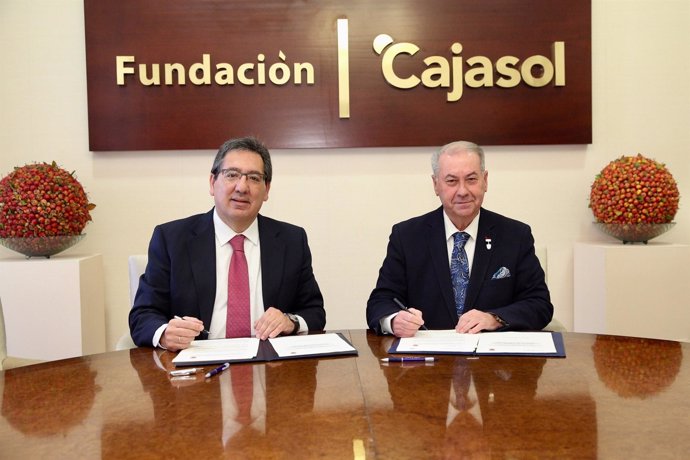 Antonio Pulido y Antonio González firman un convenio de colaboración. 