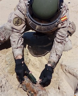 Afectivos de la Armada neutralizando un explosivo