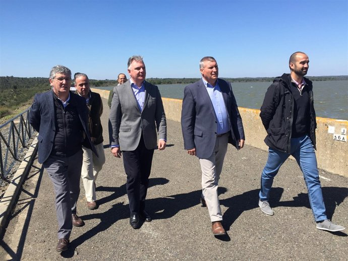 El delegado de la Junta en Huelva, Francisco Romero, en el embalse del Piedras.