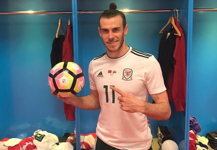 Gareth Bale celebra su 'hat trick' con Gales