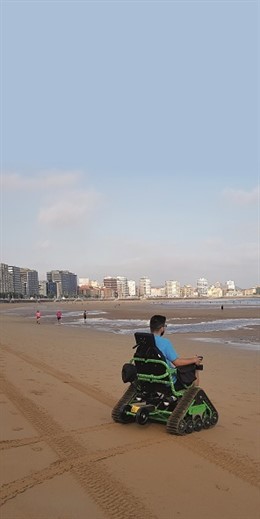 Silla 'todoterreno' en la playa de San Lorenzo (Gión)