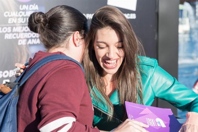 ANA GUERRA FIRMA DISCOS