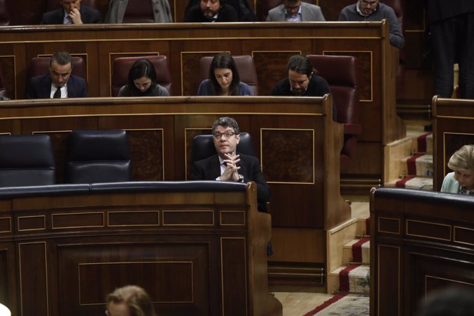 El ministro de Energía, Álvaro Nadal, en la sesión de control al Gobierno