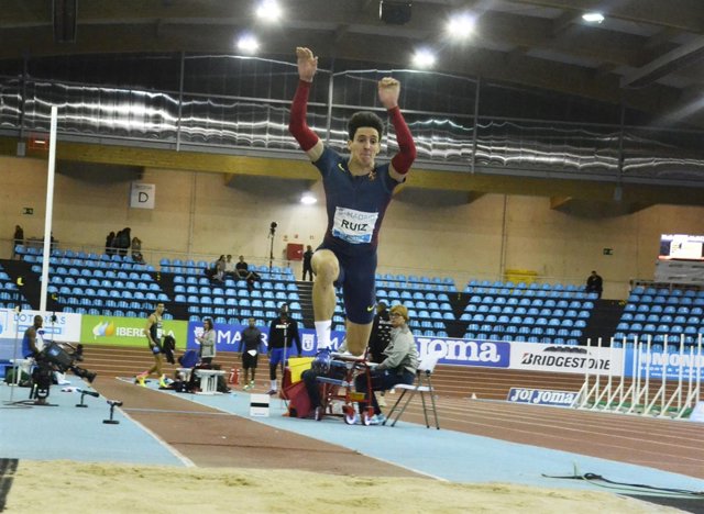 El atleta español de triple salto Marcos Ruiz durante un ejercicio