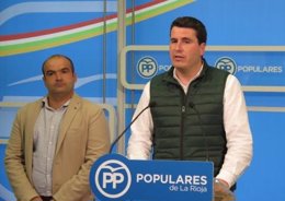 El alcalde de Viguera- a la izquierda- junto al coordinador del PP, Diego Bengoa