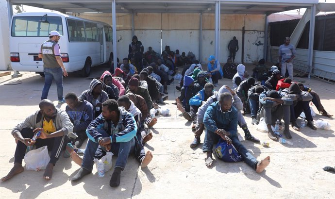 Migrantes rescatados por la Guardia Costera de Libia