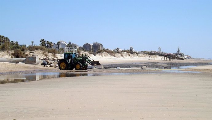 Mancomunidad de Islantilla trabaja en la playa para dejarla lista en SemanaSanta