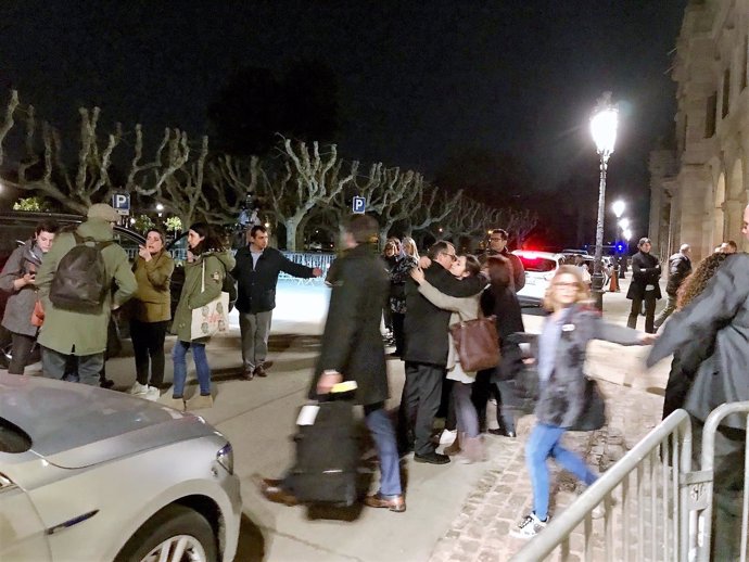 Jordi Turull despidiéndose de sus hijas antes de ir a Madrid, ante el Parlament