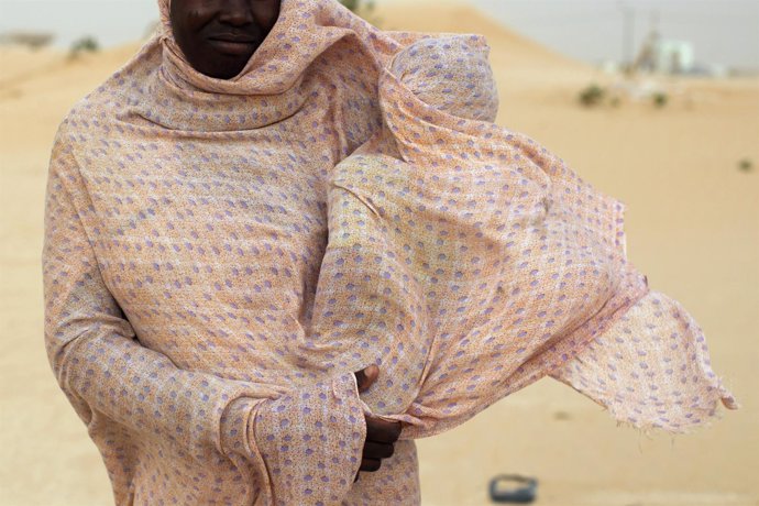 Una mujer con un bebé en Mauritania