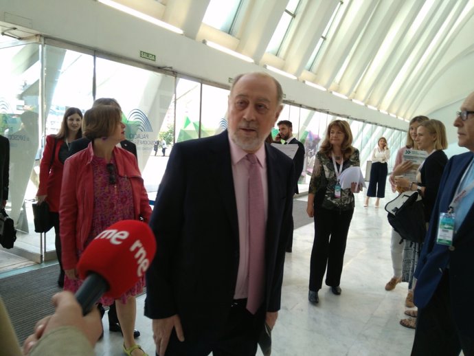 El delegado del Gobierno en Asturias, Gabino de Lorenzo y Ana Taboada (Somos)