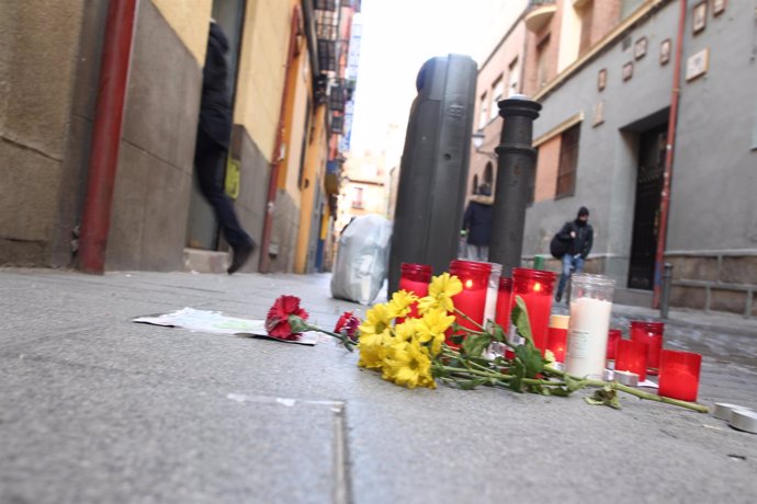 Depositan flores y velas en memoria del mantero muerto en Lavapiés (Madrid)