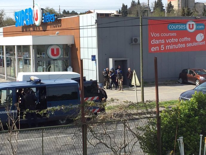 Policías en un supermercado de Trébes (Francia) por una toma de rehenes