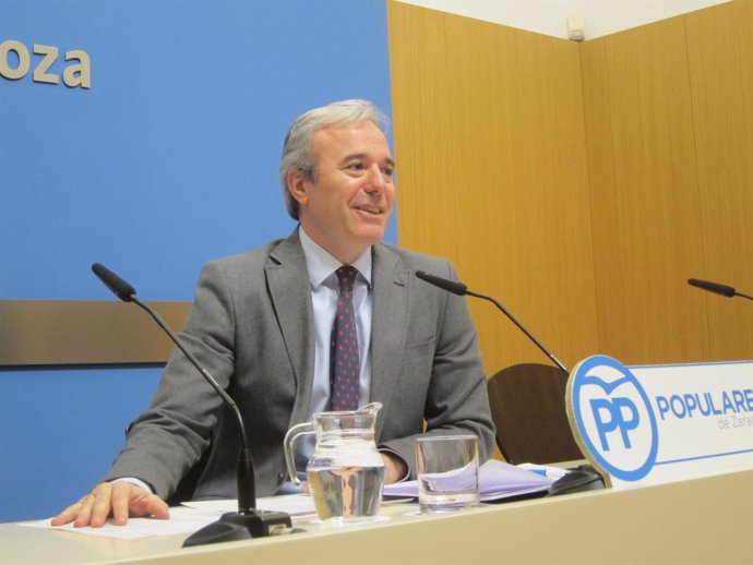 El portavoz del PP, Jorge Azcón, ha pedido al alcalde diálogo