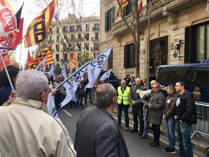 Manifestación de mossos y policías locales ante la Delegación del Gobierno