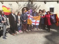 Una quincena de personas se concentran ante el Consolat para pedir a Armengol que dé marcha atrás al decreto del catalán
