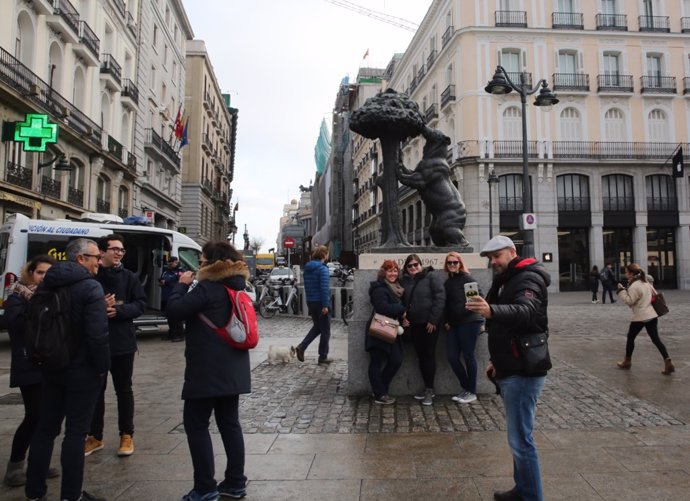 Turistas pasan la Navidad en Madrid