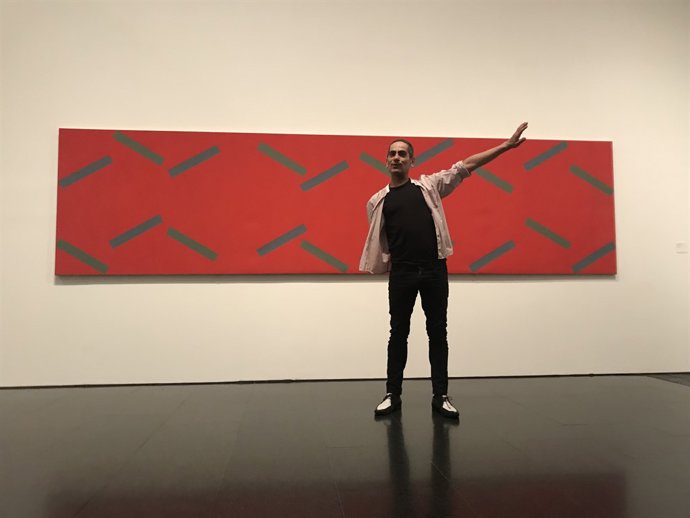 El ballarí Carmelo Salazar davant una obra de Rosemarie Castoro