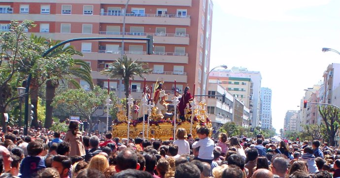 Público viendo una procesión de Semana Santa en Cádiz