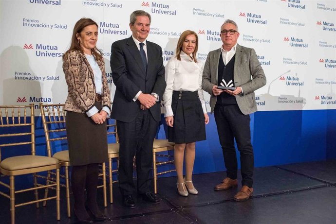 El director comercial de Cosentino recibe el premio de Mutua Universal