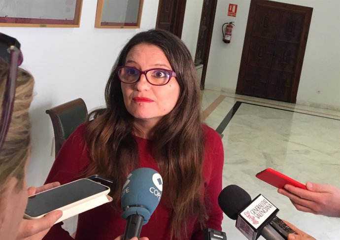 Mónica Oltra atiende a los medios 