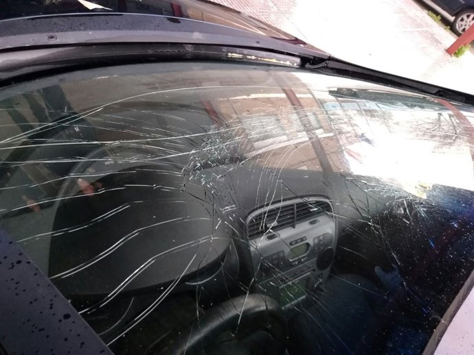 Lunas de un vehículo de un docente dañadas