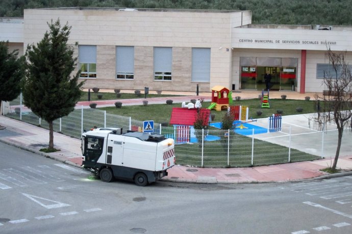 Un vehículo de limpieza viaria trabaja en el barrio del Bulevar de Jaén.