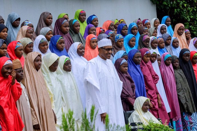 Muhamadu Buhari recibe a las niñas de Dapchi liberadas por Boko Haram