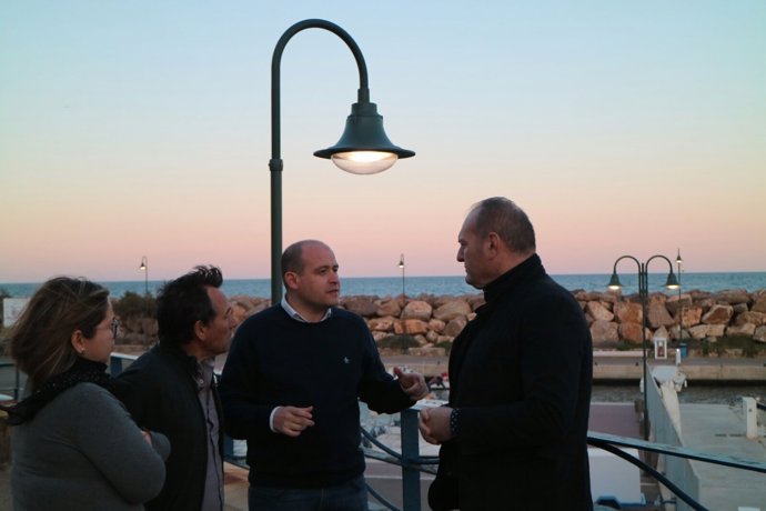 Antonio Martínez visita el nuevo alumbrado del puerto de Villaricos