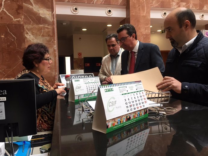El presidente del PP de Huelva, Manuel Andrés González, regitra petición salud.