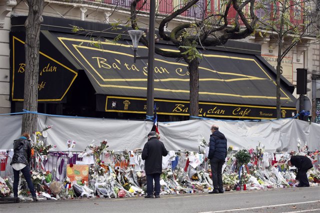 Actos de homenaje junto a la sala Bataclan tras los atentados de París