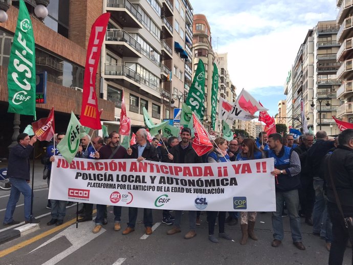 Concentració per a demanar la rebaixa de l'edat de jubilació a policies locals