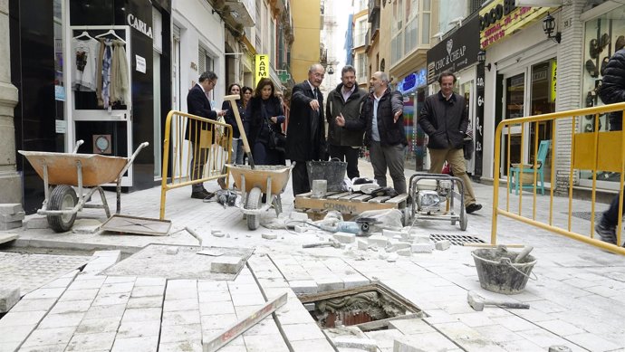 El alcalde de Málaga civita las obras de calle San Juan
