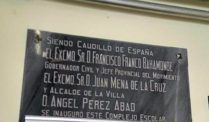 Placa conmemorativa con el nombre de Franco en un colegio de Níjar