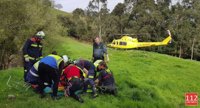 Rescatado en helicóptero un hombre herido tras volcar su tractor en Secadura